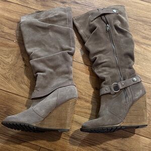 Elegant Taupe Wedge Boots